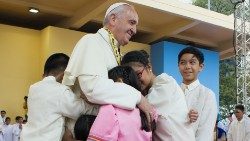 Papst Franziskus umarmt Kinder (Bild von seiner Apostolischen Reise auf die Philippinen im Januar 2015)