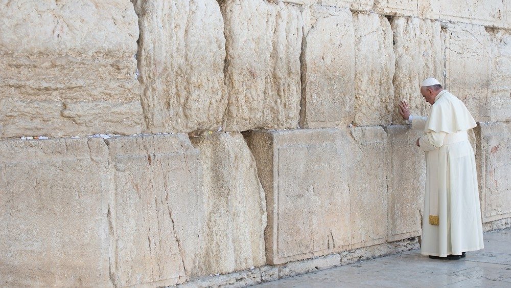O Papa Francisco em Jerusalém, no Muro das Lamentações, em 26 de maio de 2014 (Vatican Media)