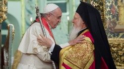Papst Franzisus und Bartholomaios nach einem Gottesdienst während der Reise des Papstes in die Türkei 2014