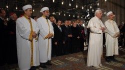 Papa Bento XVI visitando a Mesquita Azul em Istambul, 2006