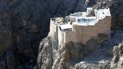 Hoch über der syrischen Wüste erhebt sich Deir Mar Musa al-Habaschi, das Kloster des heiligen Mose, des Abessiners.