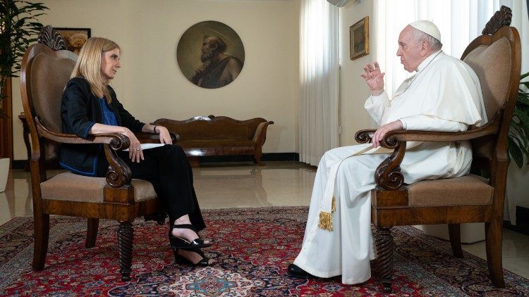 Papež hovoří s novinářkou Bernardou Llorente z argentinské tiskové agentury Télam