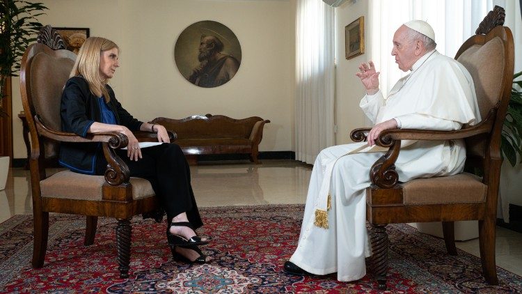 La periodista Bernarda Llorente hace la entrevista al Papa Francisco 