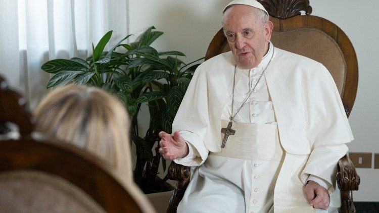 Papež hovoří s novinářkou Bernardou Llorente z argentinské tiskové agentury Télam