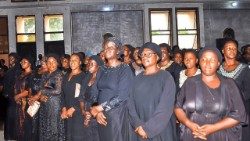 Algunos creyentes en el funeral de un sacerdote asesinado este año en el Estado de Kaduna, Nigeria