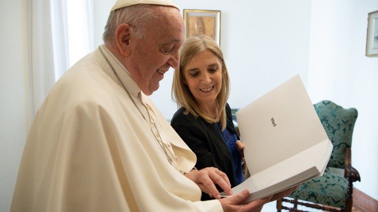 Papež s novinářkou Bernardou Llorente z argentinské tiskové agentury Télam