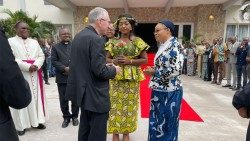 Cardeal Parolin sendo recebino na sede da Nunciatura Apostólica em Kinshasa, República Democrática do Congo