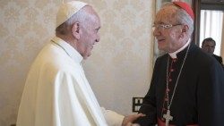 Archivbild: Papst Franziskus (links) und Kardinal Hummes