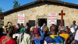 Des chrétiens près d’une église de la province mozambicaine de Cabo Delgado appellent à la paix. 
