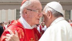 Il cardinale Hummes in un abbraccio fraterno con Papa Francesco