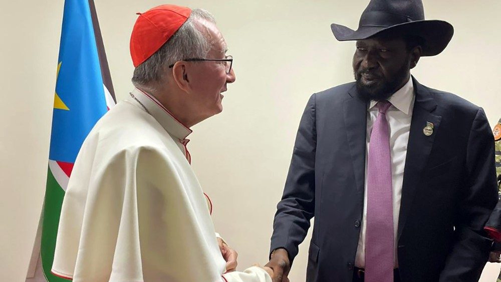 Kardinál Pietro Parolin s prezidentom Južného Sudánu Salvom Kiirom Mayarditom