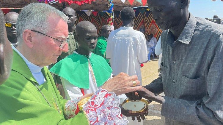 Cardinal Parolin distributing Holy Communion