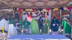O cardeal Parolin no acampamento de deslocados de Bentiu, no Sudão do Sul - 06.07.2022 (Vatican Media)