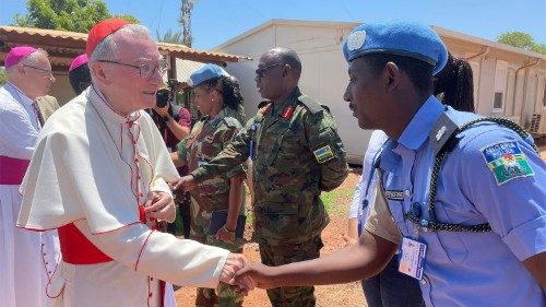 Au Soudan du Sud, le cardinal Parolin visite le camp de réfugiés de Bentiu