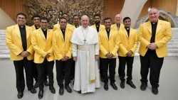O Papa Francisco com o time de críquete de Athletica Vaticana