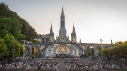 Photo prise lors d'un concert devant la basilique Notre-Dame-du-Rosaire à Lourdes. 
