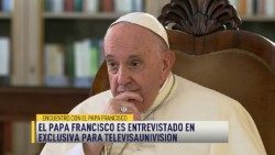 Papa Francesco durante l'intervista a Televisa Univision