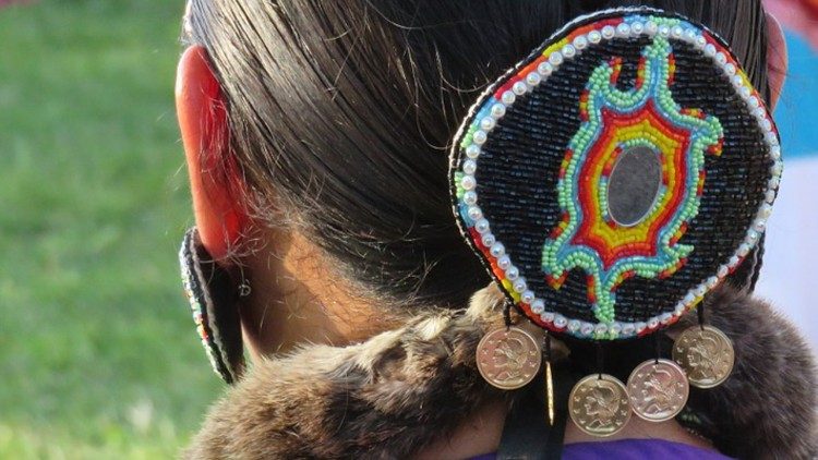 Prenda de cabeza de una persona perteneciente a la población indígena de las "Primeras Naciones"