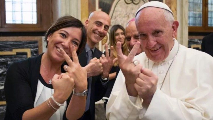 Papst Franziskus übt mit einer jungen Frau Gebärdensprache