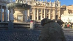 Pellegrino-in-preghiera-in-Piazza-San-Pietro---foto-David-XhuxhaAEM.jpg