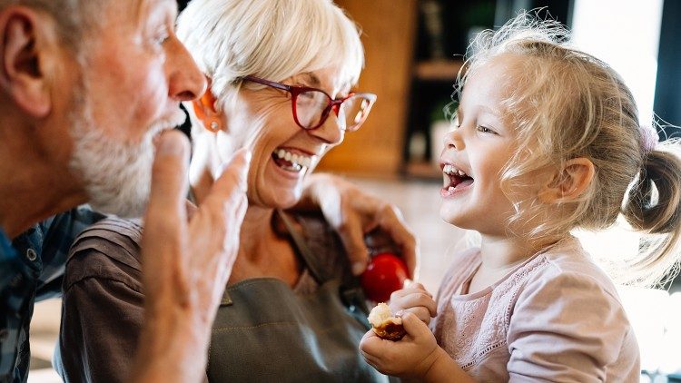 Senioren und Kleinkind lachen gemeinsam (Symbolbild)