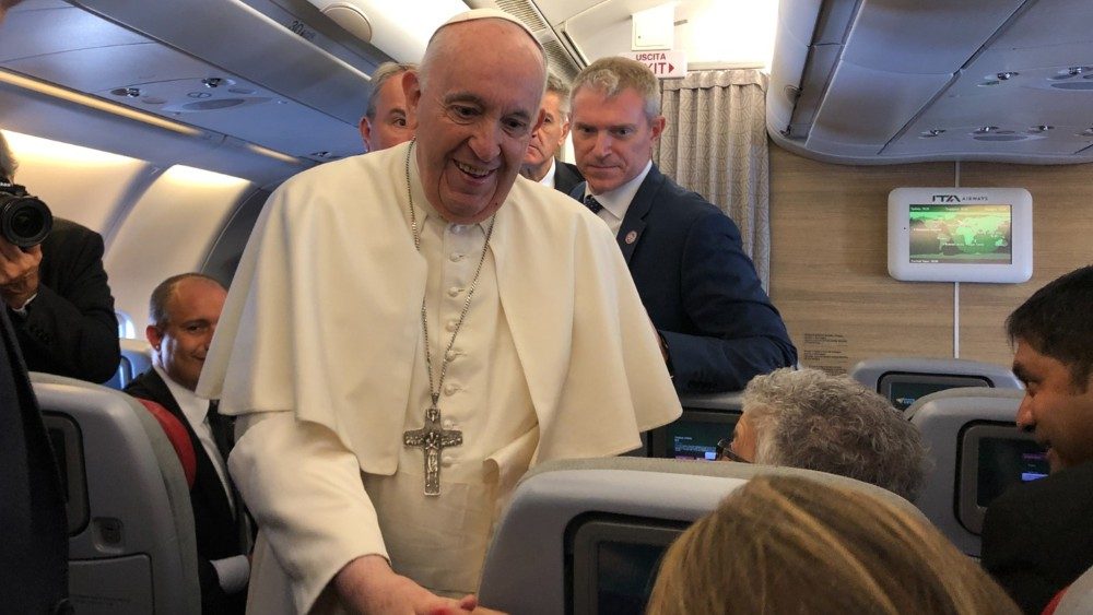 El Papa Francisco saluda a los periodistas que lo acompañan en su viaje a Canadá