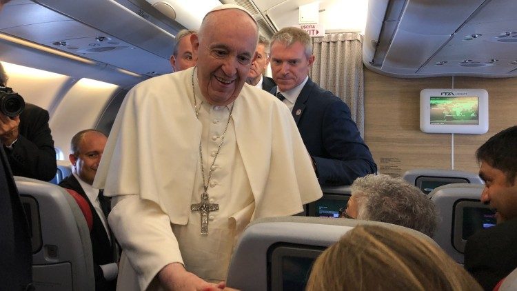 Le Pape François à bord du vol aller Rome-Edmonton (Canada), dimanche 24 juillet 2022, dans le cadre de son 37e voyage apostolique hors d'Italie depuis 2013. 