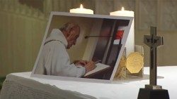 Un altar para el Padre Jacques Hamel, asesinado en 2016