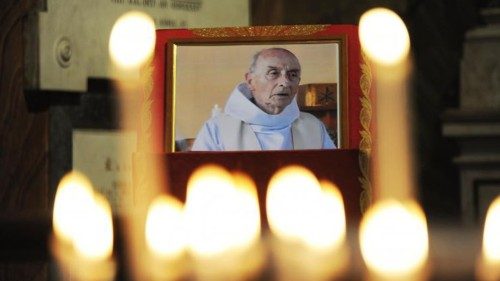 O Papa: padre Hamel, luz contra a violência blasfema em nome de Deus