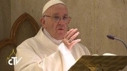 Papst Franziskus bei einer seiner Frühmessen im Jahr 2017