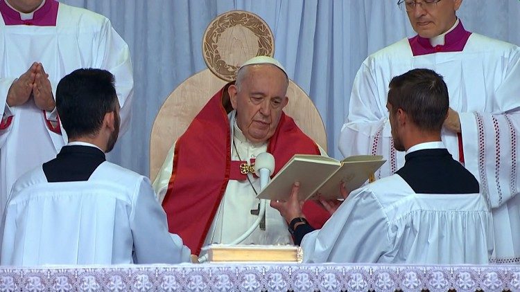에드먼턴의 커먼웰스 스타디움에서 미사를 주례하는 프란치스코 교황