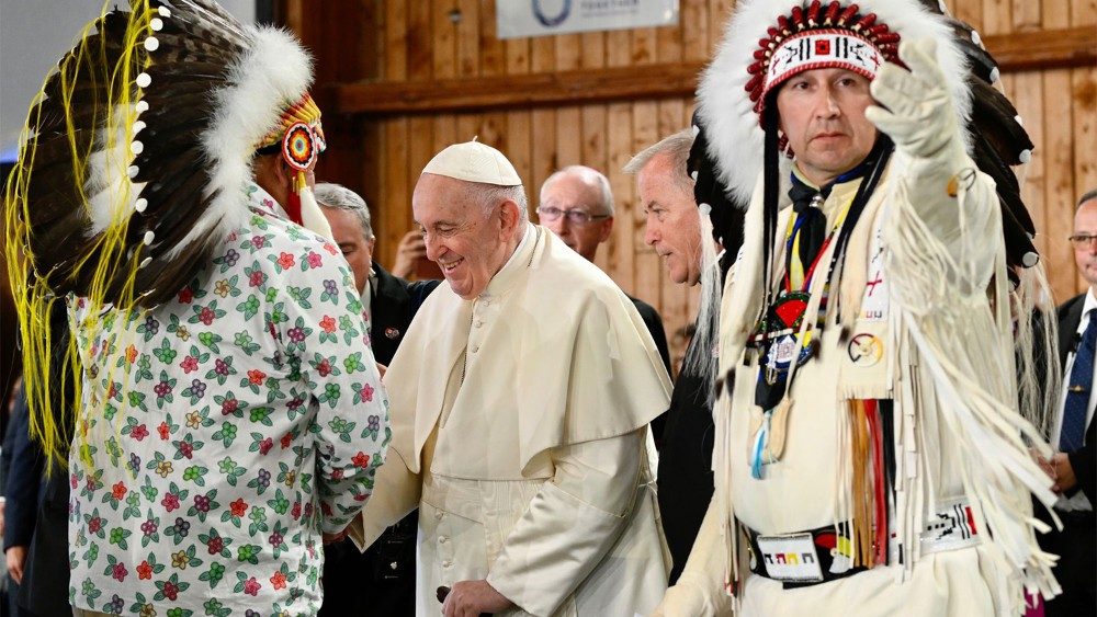 O Papa Francisco num momento da viagem apostólica ao Canadá, com alguns chefes indígenas (Vatican Media)