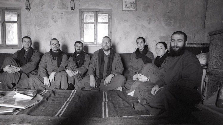 Le père Paolo Dall'Oglio (au centre) et la communauté de Mar Moussa (à gauche, le père Jacques Mourad)