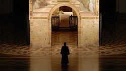Davanti alla  porta aperta della Porziuncola di Assisi, nella basilica di Santa Maria degli Angeli
