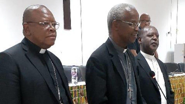 Le nouveau comité directeur du SCEAM. Le Cardinal nommé, Mgr Richard Baawobr (au mileu); le Cardinal Fridolin Ambongo (à gauche) et Mgr Lucio Muandula (à droite)