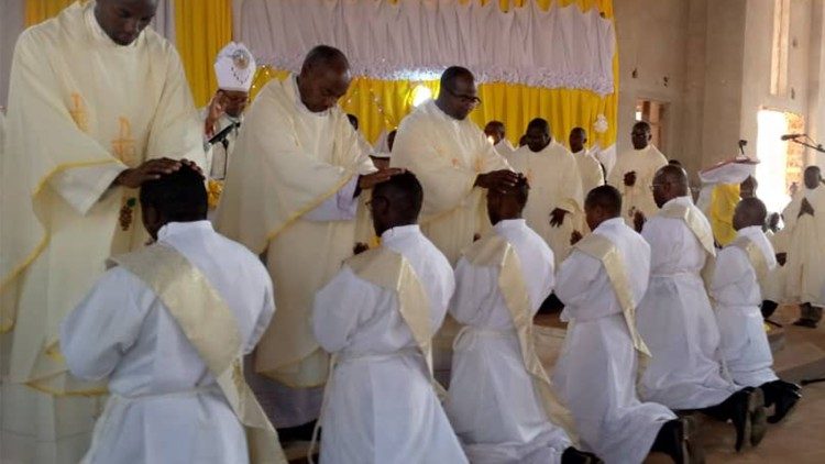 Ordinations presbytérales en Tanzanie en 2021. 