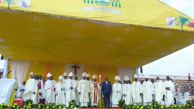 Quelques concélébrants, au terme de la messe d'ordination épiscopale de Mgr Toussaint Ngoma Foumanet, évêque de Dolisie (Congo-Brazzaville)