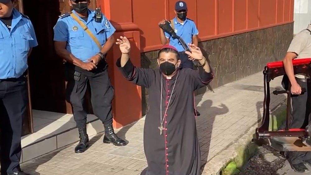 Monseñor Rolando Álvarez, Obispo de Matagalpa, Nicaragua, impedido de salir de su casa.