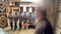 니카라과 경찰에 의해 포위된 주교관에서 밖으로 나가지 못하고 있는 마타갈파교구장 롤란도 호세 알바레스 라고스 주교