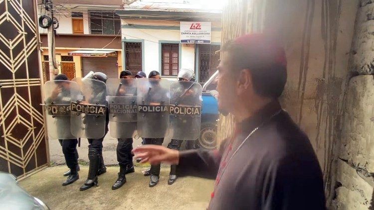 Никарагуанская полиция блокирует резиденцию епископа Матагальпы Роландо Альвареса