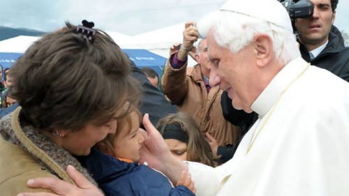 Papst Benedikt XVI. bei seinem Besuch in L'Aquila am 28. April 2009