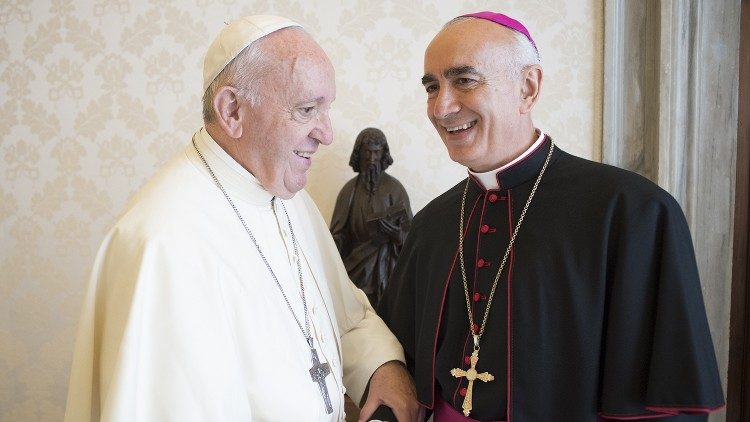 Mgr Antonio Staglianò avec le Pape en 2022.