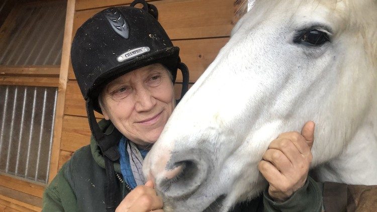 Sor Mary-Joy con un caballo