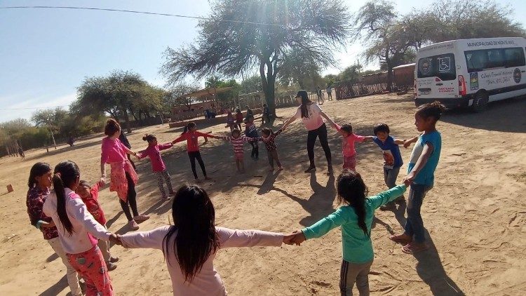 Các trẻ em tại giáo xứ Đức Mẹ Lên Trời ở Argentina