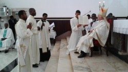 Ordenação sacerdotal de Awelde Carlos e Rui Águas Afonso, por Dom Manuel António Mendes dos Santos, Bispo emérito de São Tomé e Príncipe