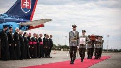 斯洛伐克：在機場迎接東姆各樞機的遺體