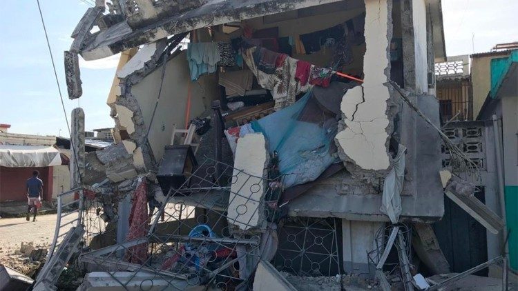 Một ngôi nhà bị phá huỷ sau trận động đất