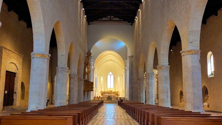 L'intérieur de la basilique di Collemaggio 