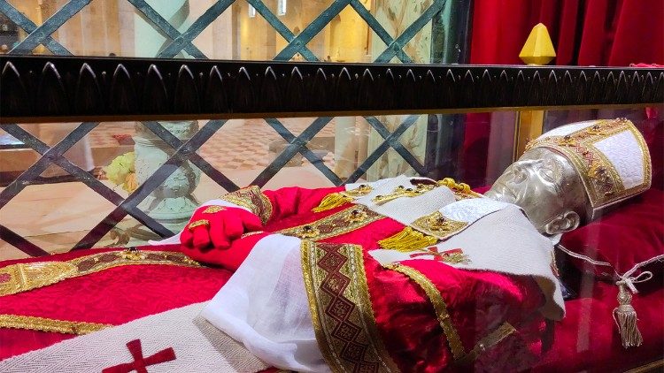 V. Celesztin pápa sírja