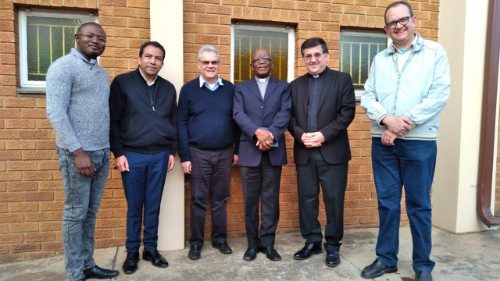 Archbishop Buti Tlhagale (centre) with Fr Chiarello on his left and other Scalabrinian Missionaries.